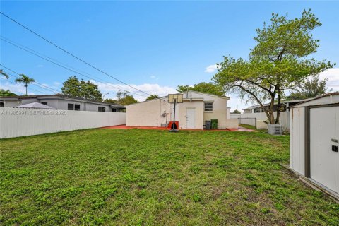 Casa en venta en Hialeah, Florida, 6 dormitorios, 152.17 m2 № 2332340 - foto 18