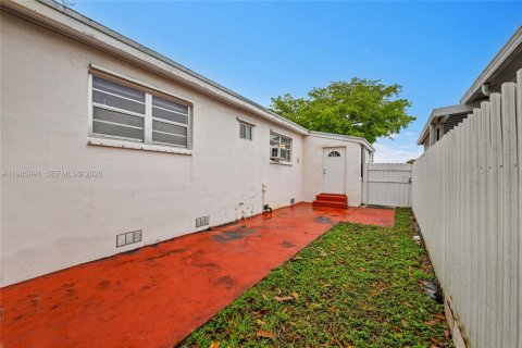 Casa en venta en Hialeah, Florida, 6 dormitorios, 152.17 m2 № 2332340 - foto 21