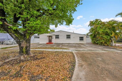 Casa en venta en Hialeah, Florida, 6 dormitorios, 152.17 m2 № 2332340 - foto 23