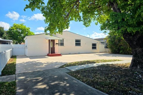 Casa en Hialeah, Florida 6 dormitorios, 152.17 m2 № 2332340