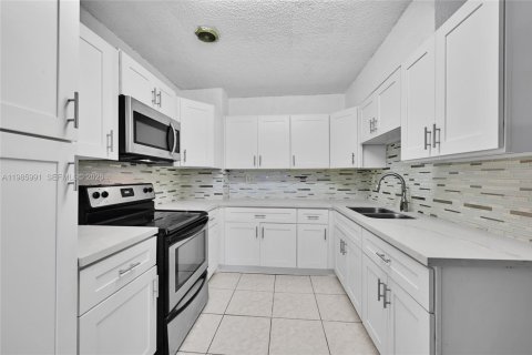 Casa en venta en Hialeah, Florida, 6 dormitorios, 152.17 m2 № 2332340 - foto 7