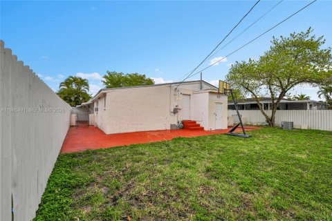 Casa en venta en Hialeah, Florida, 6 dormitorios, 152.17 m2 № 2332340 - foto 16