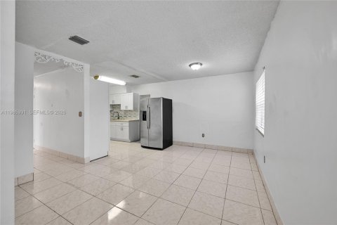 Casa en venta en Hialeah, Florida, 6 dormitorios, 152.17 m2 № 2332340 - foto 3