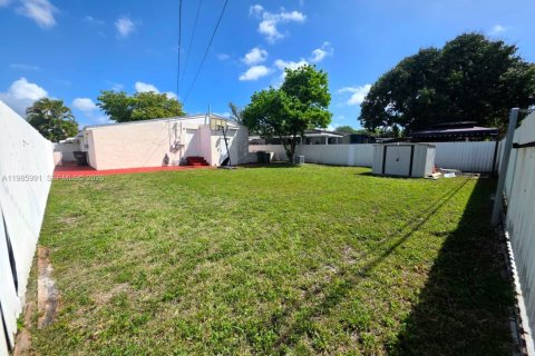Casa en venta en Hialeah, Florida, 6 dormitorios, 152.17 m2 № 2332340 - foto 27