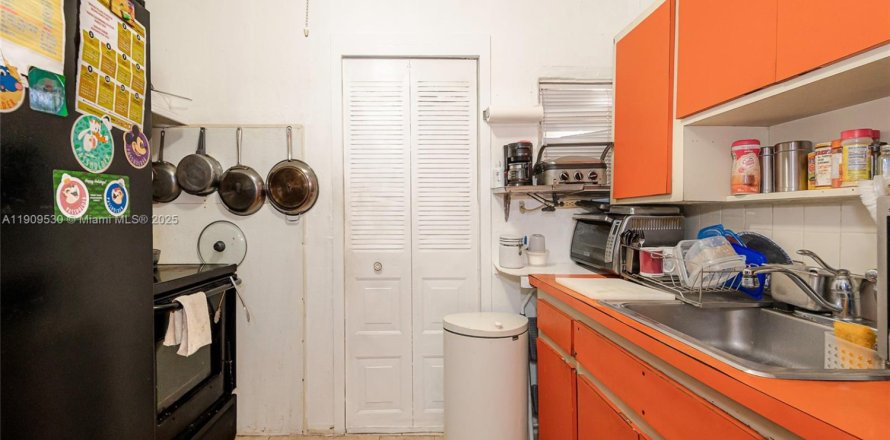 Commercial property in Miami, Florida 204.94 sq.m. № 1965344