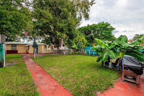 Commercial property in Miami, Florida 204.94 sq.m. № 1965344 - photo 14