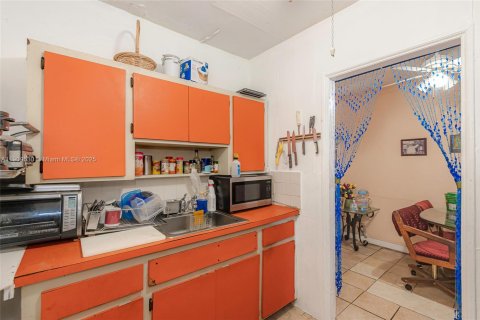 Commercial property in Miami, Florida 204.94 sq.m. № 1965344 - photo 4