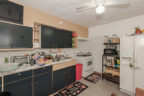 Commercial property in Miami, Florida 204.94 sq.m. № 1965344 - photo 10