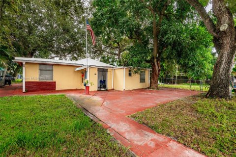 Commercial property in Miami, Florida 204.94 sq.m. № 1965344 - photo 13