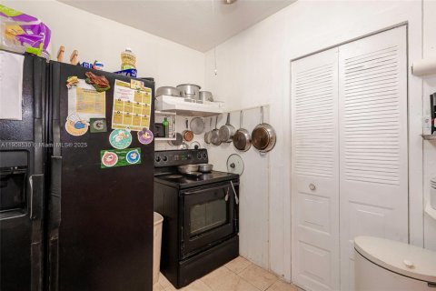 Commercial property in Miami, Florida 204.94 sq.m. № 1965344 - photo 2