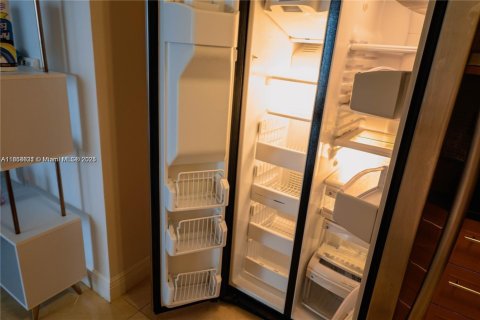 Condo in Miami Beach, Florida, 1 bedroom  № 1888977 - photo 18