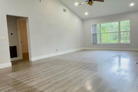 House in Riviera Beach, Florida 3 bedrooms, 136.38 sq.m. № 2417216 - photo 6