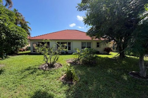 House in Riviera Beach, Florida 3 bedrooms, 136.38 sq.m. № 2417216 - photo 2