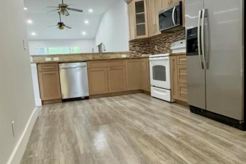 House in Riviera Beach, Florida 3 bedrooms, 136.38 sq.m. № 2417216 - photo 4