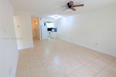 Condominio en alquiler en Opa-locka, Florida, 2 dormitorios, 74.32 m2 № 2052083 - foto 5