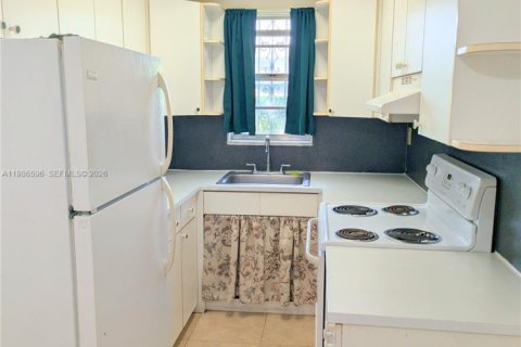 Condominio en alquiler en Opa-locka, Florida, 2 dormitorios, 74.32 m2 № 2052083 - foto 6