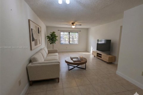 Condominio en alquiler en Opa-locka, Florida, 2 dormitorios, 74.32 m2 № 2052083 - foto 4