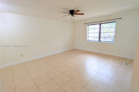 Condominio en Opa-locka, Florida, 2 dormitorios  № 2052083