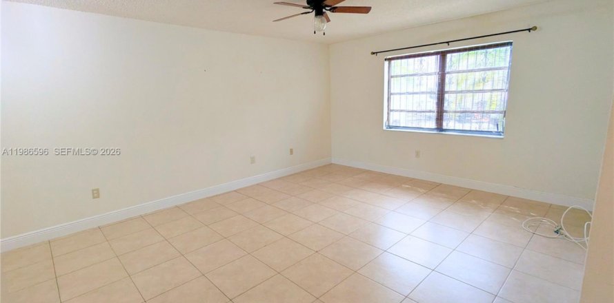 Condominio en Opa-locka, Florida, 2 dormitorios  № 2052083