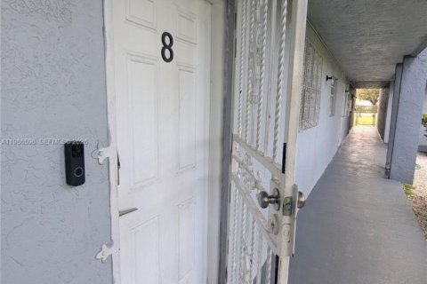 Condominio en alquiler en Opa-locka, Florida, 2 dormitorios, 74.32 m2 № 2052083 - foto 10