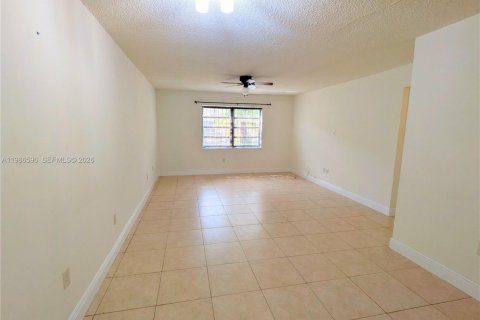 Condominio en alquiler en Opa-locka, Florida, 2 dormitorios, 74.32 m2 № 2052083 - foto 3
