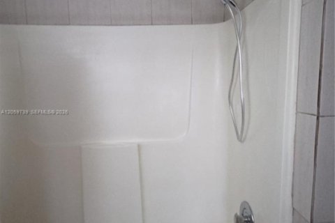 Copropriété à louer à Miami, Floride: 2 chambres, 92.9 m2 № 2265220 - photo 13