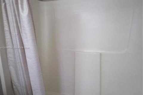 Copropriété à louer à Miami, Floride: 2 chambres, 92.9 m2 № 2265220 - photo 12