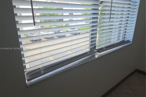 Copropriété à louer à Miami, Floride: 2 chambres, 92.9 m2 № 2265220 - photo 17