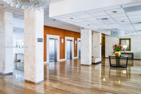 Copropriété à vendre à Hallandale Beach, Floride: 1 chambre, 80.82 m2 № 1946082 - photo 23