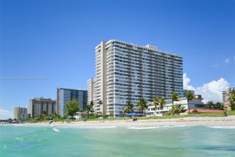 Copropriété à vendre à Hallandale Beach, Floride: 1 chambre, 80.82 m2 № 1946082 - photo 24