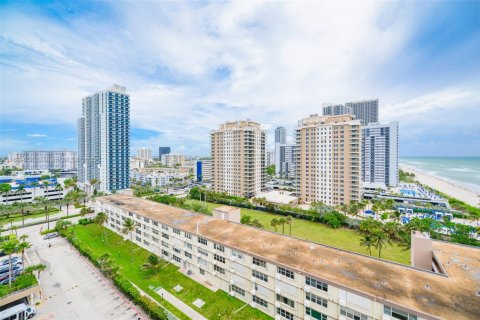 Copropriété à vendre à Hallandale Beach, Floride: 1 chambre, 80.82 m2 № 1946082 - photo 15