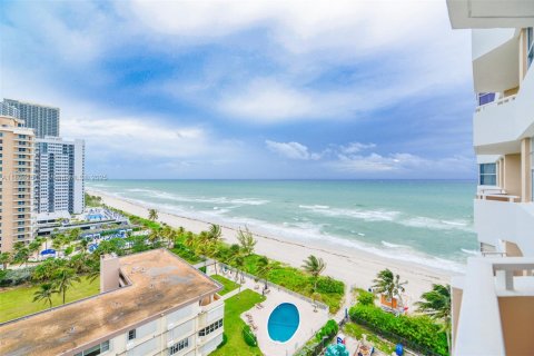Copropriété à vendre à Hallandale Beach, Floride: 1 chambre, 80.82 m2 № 1946082 - photo 1