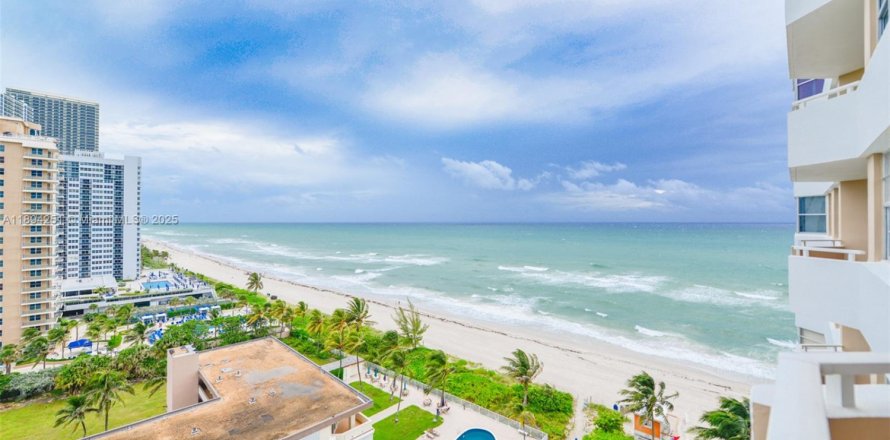 Condo in Hallandale Beach, Florida, 1 bedroom № 1946082