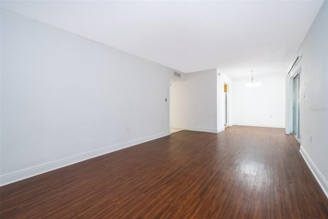 Condo in Orlando, Florida, 2 bedrooms  № 2217712 - photo 13