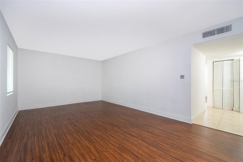 Condo in Orlando, Florida, 2 bedrooms  № 2217712 - photo 10