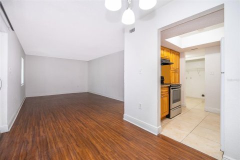 Condo in Orlando, Florida, 2 bedrooms  № 2217712 - photo 9