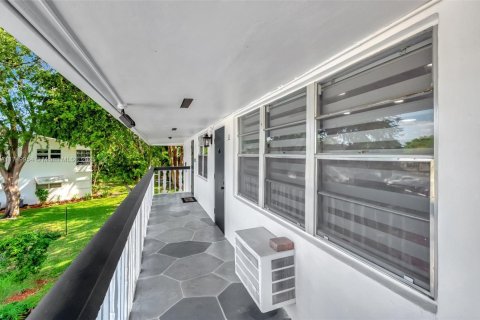 Condominio en venta en Deerfield Beach, Florida, 1 dormitorio, 54.35 m2 № 1732037 - foto 2