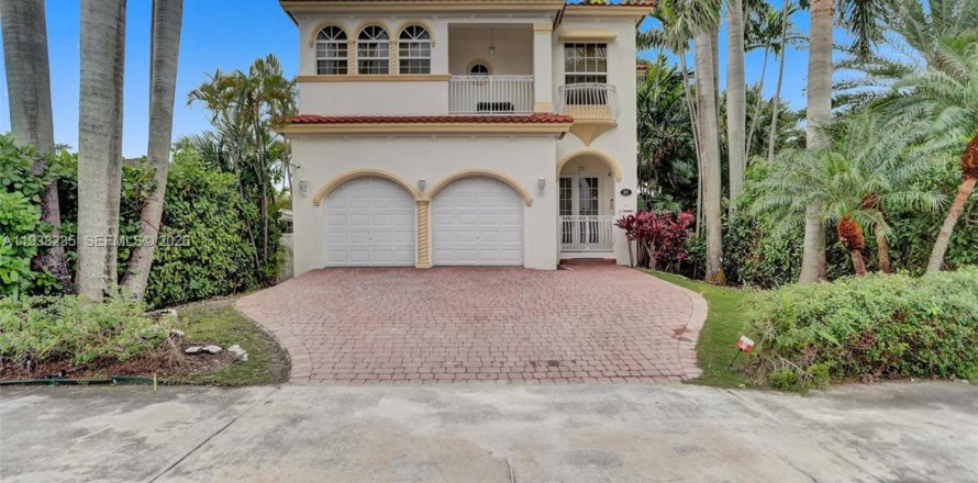 Villa ou maison à Hollywood, Floride 4 chambres, 303.79 m2 № 1995863