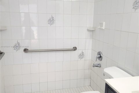 Commercial property in Hialeah, Florida 1 bedroom, 74.32 sq.m. № 1896259 - photo 5