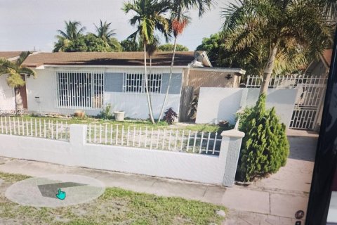 Commercial property in Hialeah, Florida 1 bedroom, 74.32 sq.m. № 1896259 - photo 1