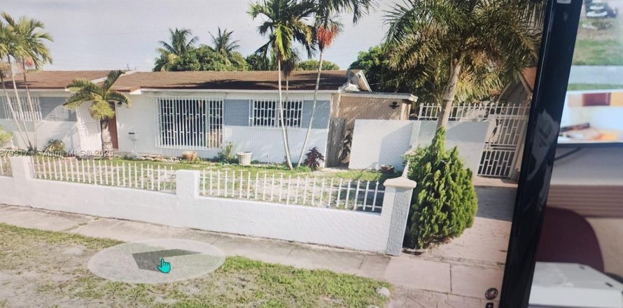 Commercial property in Hialeah, Florida 1 bedroom, 74.32 sq.m. № 1896259