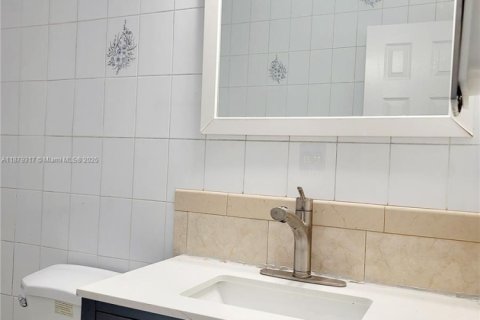 Commercial property in Hialeah, Florida 1 bedroom, 74.32 sq.m. № 1896259 - photo 4