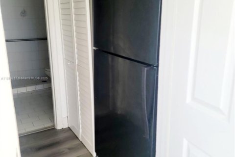 Commercial property in Hialeah, Florida 1 bedroom, 74.32 sq.m. № 1896259 - photo 2