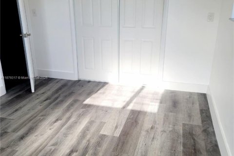 Commercial property in Hialeah, Florida 1 bedroom, 74.32 sq.m. № 1896259 - photo 3
