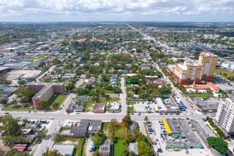 Commercial property in Miami, Florida № 1621454 - photo 16