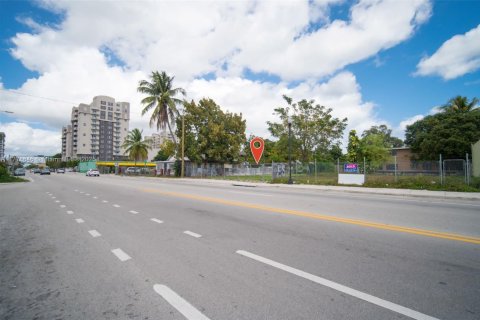 Commercial property in Miami, Florida № 1621454 - photo 1