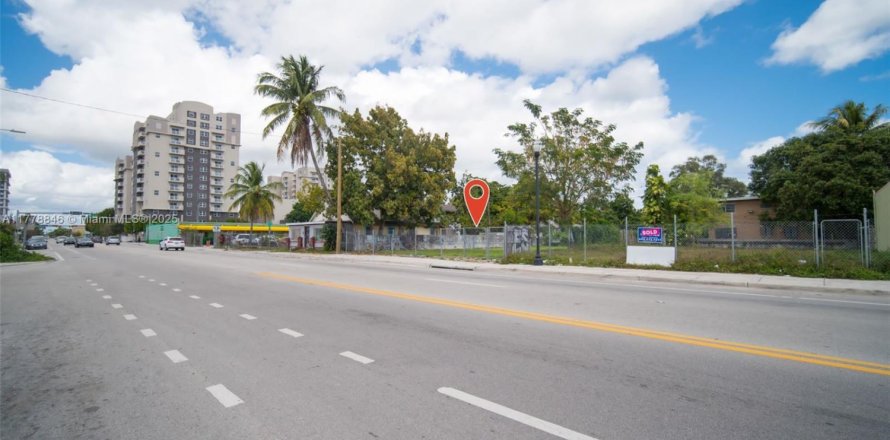 Commercial property in Miami, Florida № 1621454
