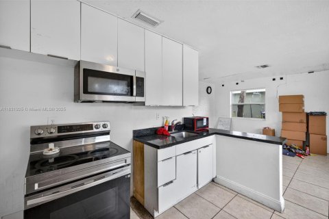 House in Fort Lauderdale, Florida 4 bedrooms, 103.31 sq.m. № 1818182 - photo 12