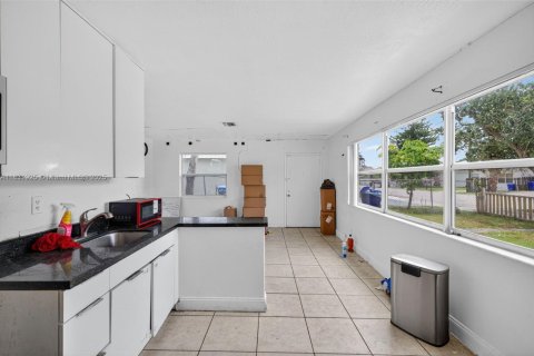 House in Fort Lauderdale, Florida 4 bedrooms, 103.31 sq.m. № 1818182 - photo 13