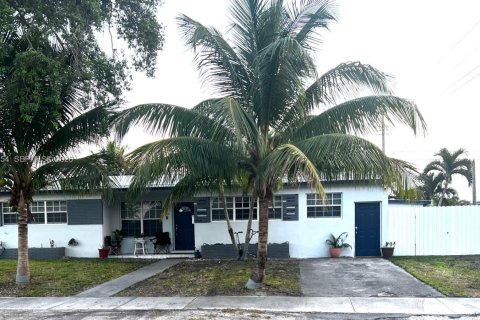 Дом в Майами, Флорида 5 спален, 141.03м2 № 2005493